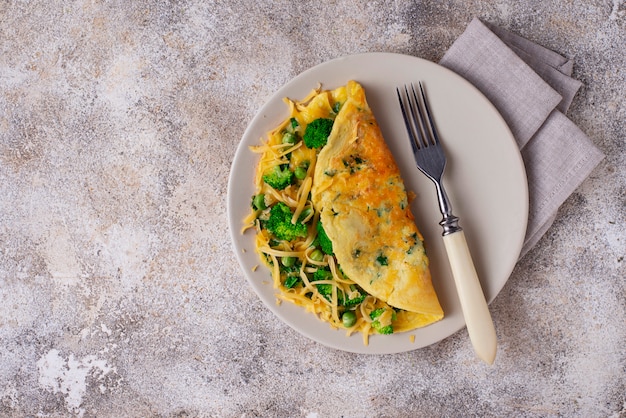 Tortilla con verduritas y queso.