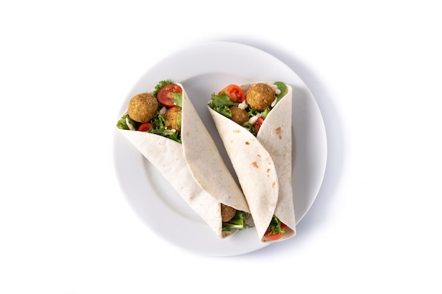 Tortilla-Wrap mit Falafel und Gemüse auf weißem Hintergrund