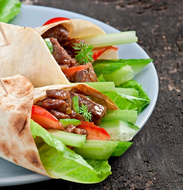 Tortilla Wraps mit Fleisch und frischem Gemüse