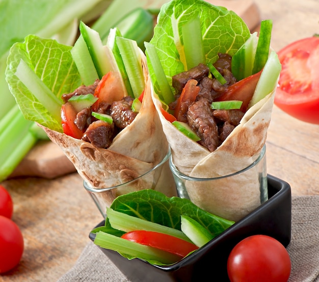 Tortilla Wraps mit Fleisch und frischem Gemüse