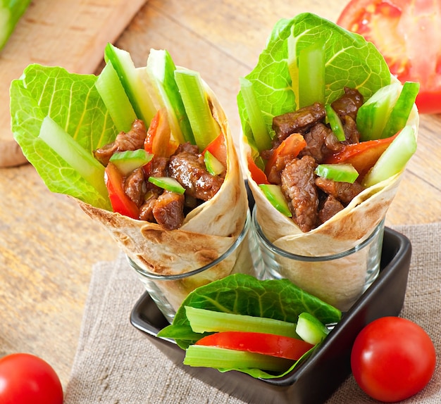 Tortilla Wraps mit Fleisch und frischem Gemüse