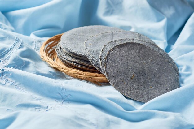 Tortillas azules mexicanas apiladas, hechas con maíz azul.