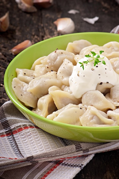 Foto tortillas de carne rusas pelmeni hervidos en el plato