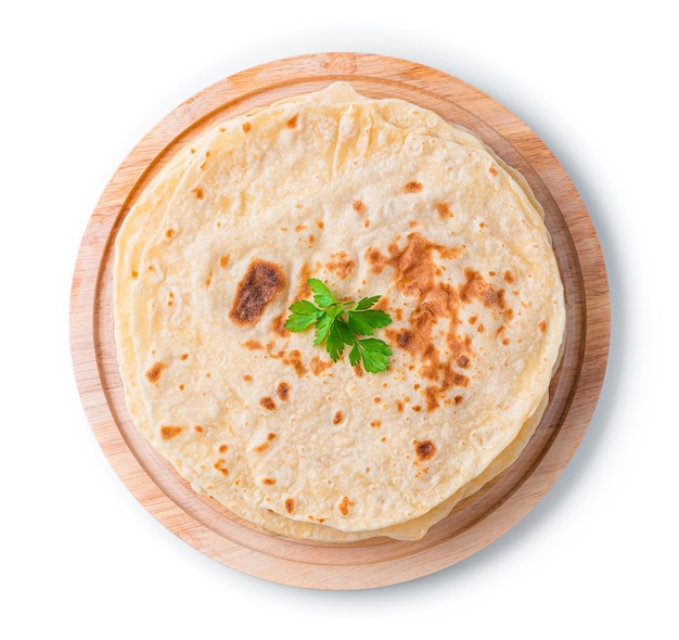Las tortillas de chapati con perejil fresco están aisladas en primer plano sobre un fondo blanco
