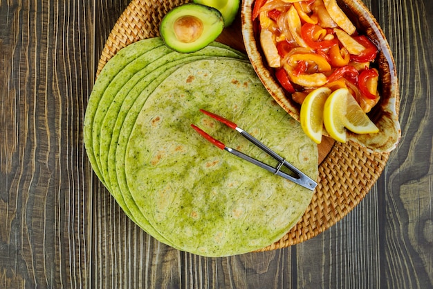 Tortillas de espinacas con fajita, limón y aguacate