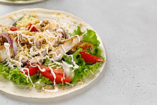 Tortillas Flatbread con pollo carne verduras lechuga queso salsa Copiar espacio