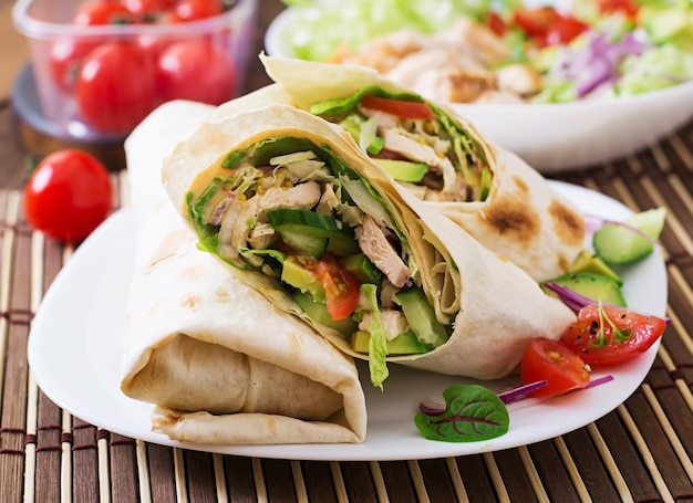 Foto tortillas frescas con pollo y verduras frescas en el plato