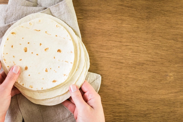 Tortillas de harina fresca sobre un fondo de madera.