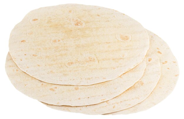 Tortillas de maíz aisladas sobre fondo blanco. Pan sin levadura.