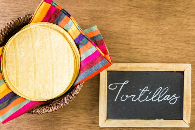 Tortillas de maíz amarillo fresco sobre un fondo de madera.