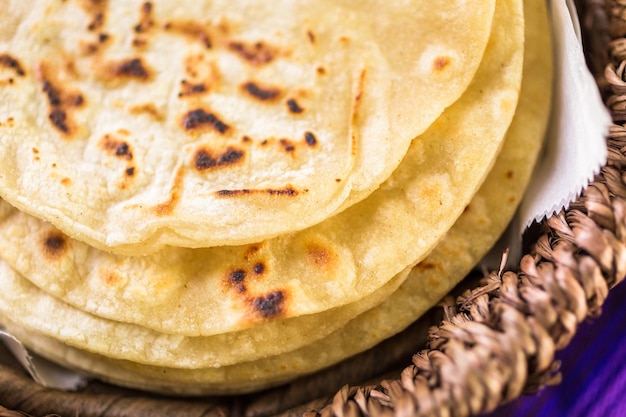 Tortillas de maíz blanco fresco en la canasta.