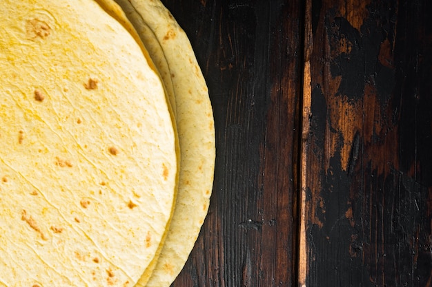 Tortillas de maíz caseras, sobre fondo antiguo de mesa de madera oscura, espacio de copia