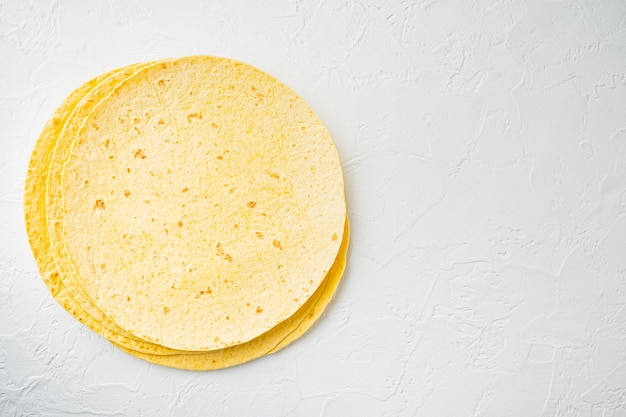 Tortillas de maíz caseras, sobre fondo blanco, vista superior plana con espacio para copiar texto