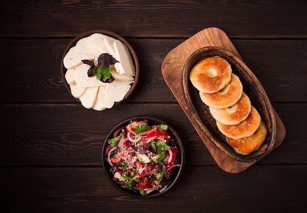 Tortillas de maíz Mchadi plato tradicional georgiano pan de maíz con queso Imeretian casero sin gente en una mesa de madera