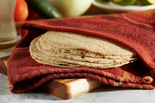 Tortillas de maiz mexicano sobre tabla de madera