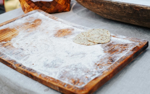 Tortillas mit Samen in Mehl im Freien Kochen eines traditionellen alten Gerichts