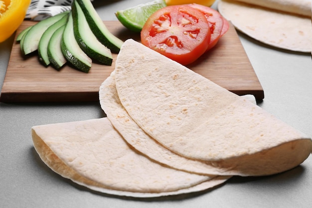 Tortillas para tacos de pescado sobre fondo gris