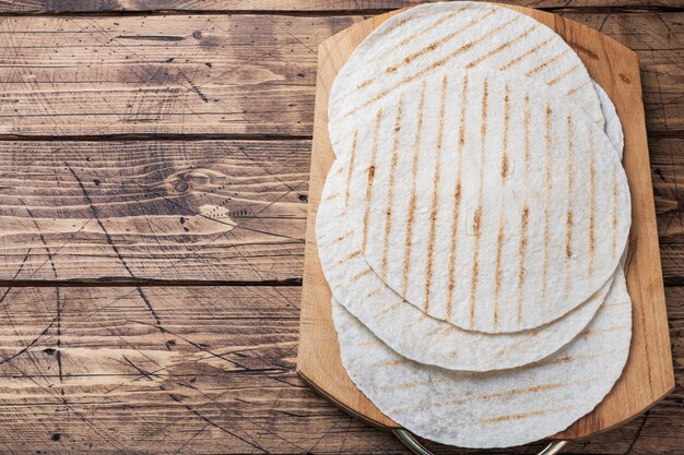 Tortillas vacías hechas en una mesa de madera