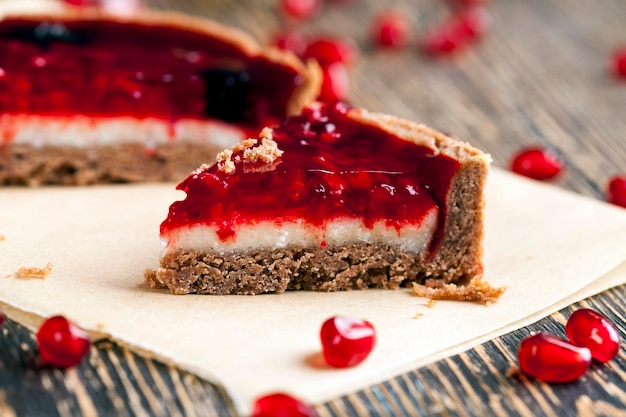 tortinha de frutas e bagas com creme, sementes de romã e tortinha de frutas com creme doce