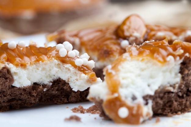 Tortinha dividida quebrada com recheio de queijo de leite e muito caramelo salgado com nozes, amêndoas em tortinhas com queijo cottage ou creme de manteiga e caramelo, sobremesas deliciosas durante as refeições