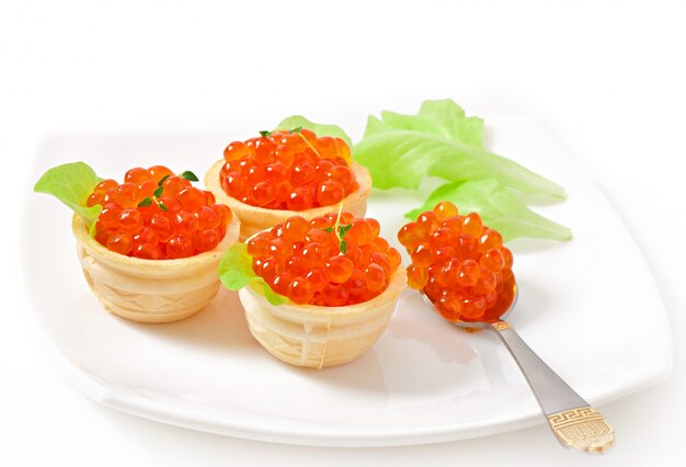 Tortinhas com caviar vermelho