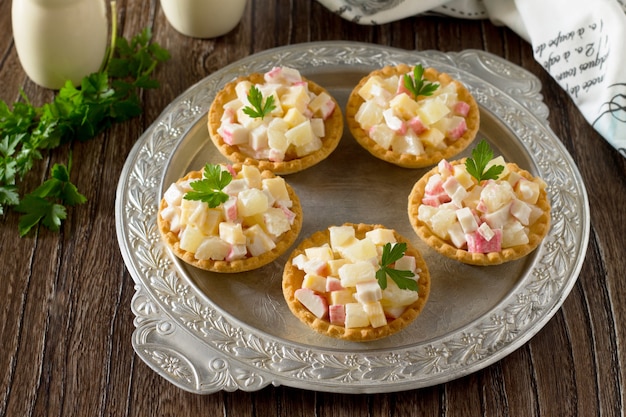 Tortinhas com palitos de siri, queijo e abacaxi