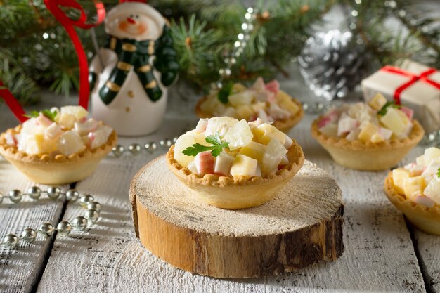 Tortinhas com palitos de siri, queijo e abacaxi