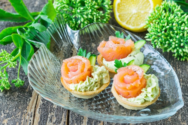 Tortinhas com pasta de abacate Salmão salgado e salsa