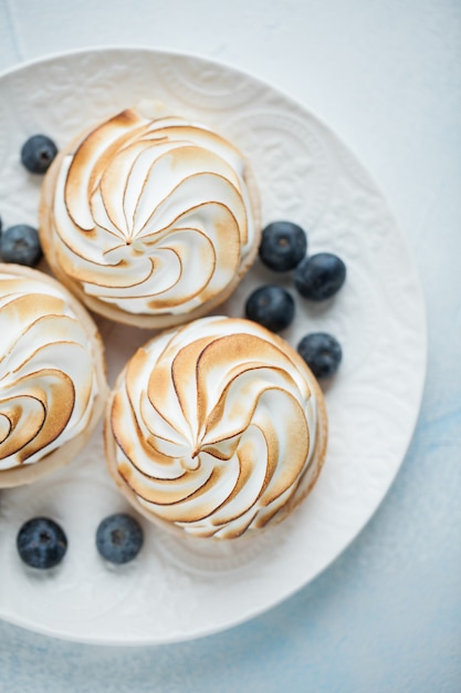 Tortinhas de limão com merengue.