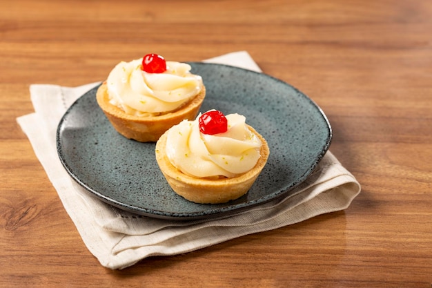 Tortinhas de limão decoradas com cereja