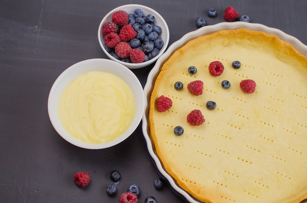 Tortinhas de mirtilos e framboesas deliciosas com creme de baunilha