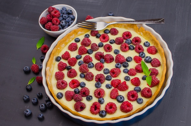 Tortinhas de mirtilos e framboesas deliciosas com creme de baunilha