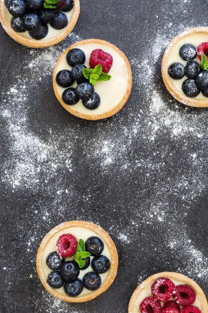 Tortinhas deliciosas com framboesas e mirtilos