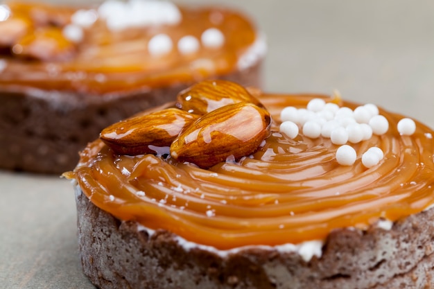 Tortinhas pequenas com caramelo salgado macio