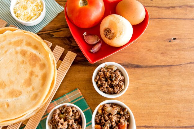 Tortita de carne, crepe típica brasileña, queso y carne