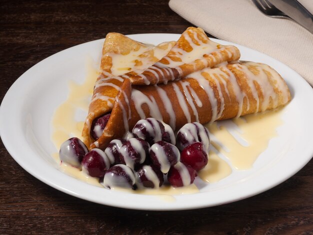 Tortita dulce con cerezas y leche condensada