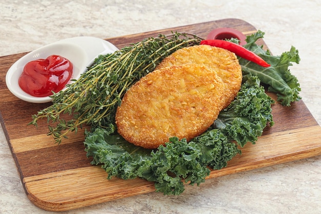 Foto tortita de patatas fritas crujientes con salsa