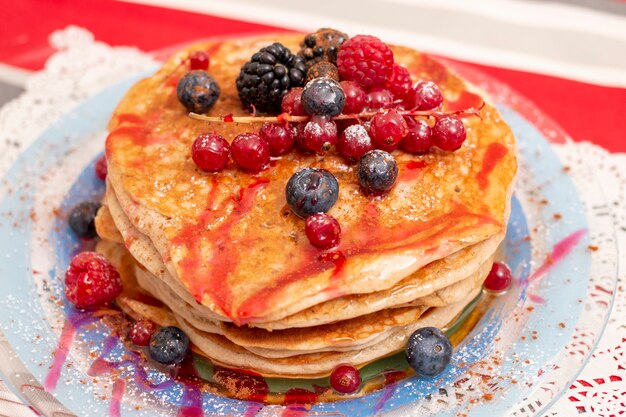 Tortitas de avena y plátano con bayas