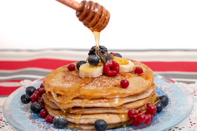 Tortitas de avena y plátano con bayas