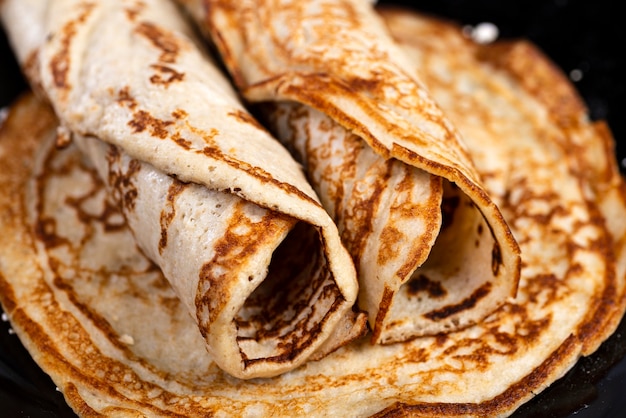 Tortitas de avena con plátano en una placa negra