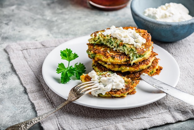 Tortitas de calabacín y parmesano con dip