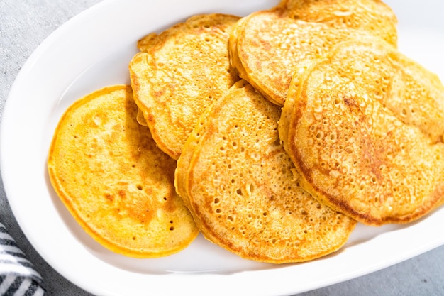 Tortitas de calabaza recién hechas en un plato blanco