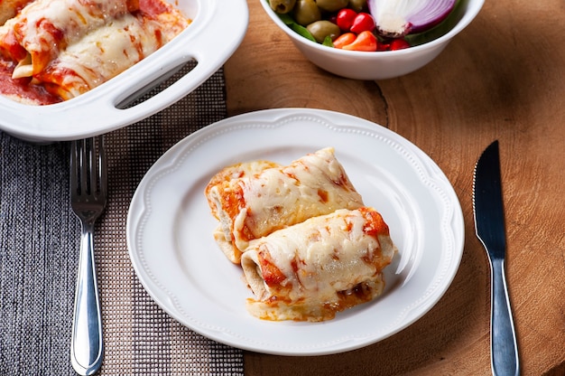 Tortitas con carne, en salsa de tomate y queso