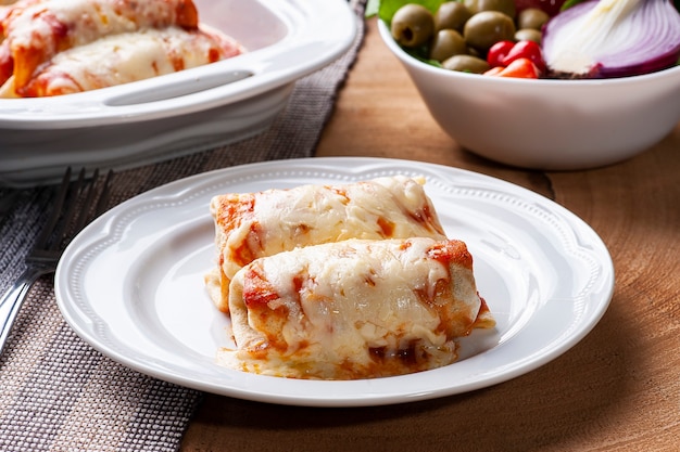 Tortitas con carne, en salsa de tomate y queso