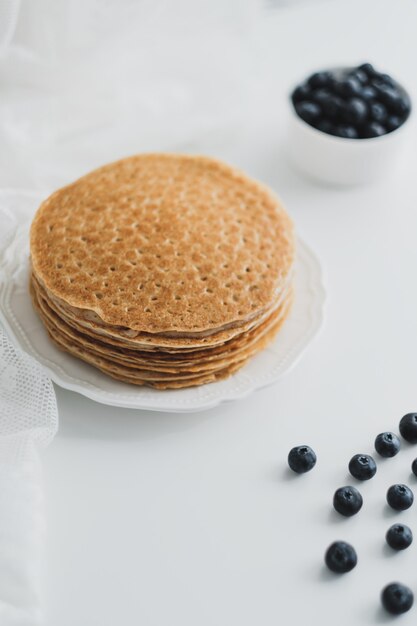 Tortitas caseras con arándanos frescos