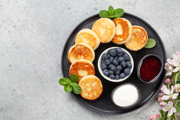 Tortitas caseras con crema agria de mermelada y bayas