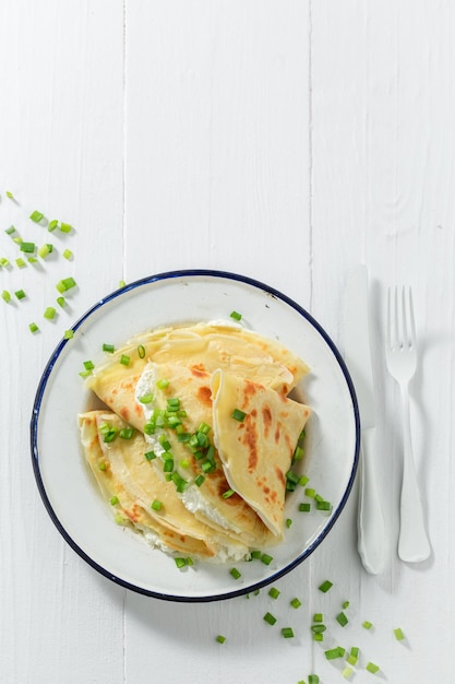 Tortitas caseras con cuajada y cebollino fresco