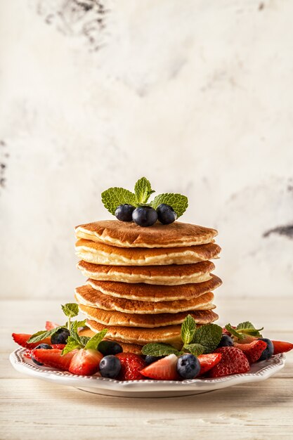 Tortitas caseras con frutos rojos en un plato