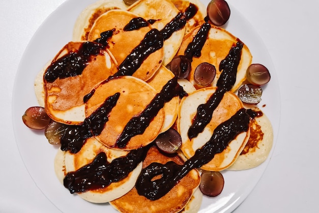 Tortitas caseras sin gluten con salsa de chocolate en plato blanco