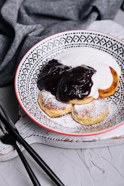 Tortitas caseras con mermelada de bayas y crema agria